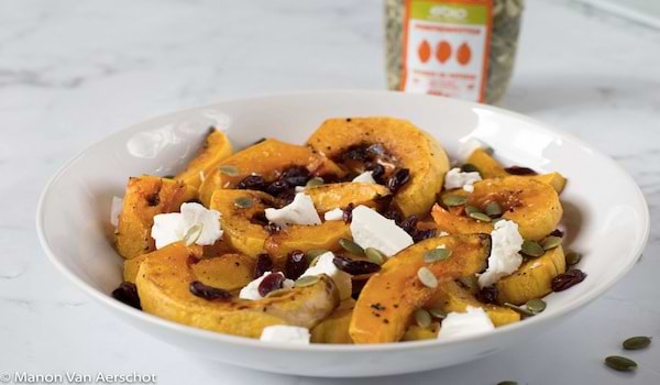 Courge butternut grillée au fromage de chèvre, canneberges et graines de courge